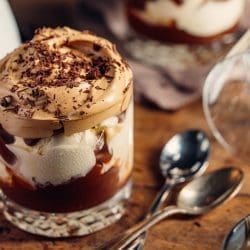 Eis selber machen – Eiscreme, Sorbet & Eisdesserts von A bis Z 17 Rezept für Sundae mit Nougat-Fudge. Ein leckerer Eisbecher, der perfekt zum Wohlfühlen ist. Unser Deluxe-Eisbecher ...