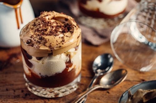 Rezept für Sundae mit Nougat-Fudge. Ein leckerer Eisbecher, der perfekt zum Wohlfühlen ist. Unser Deluxe-Eisbecher ...