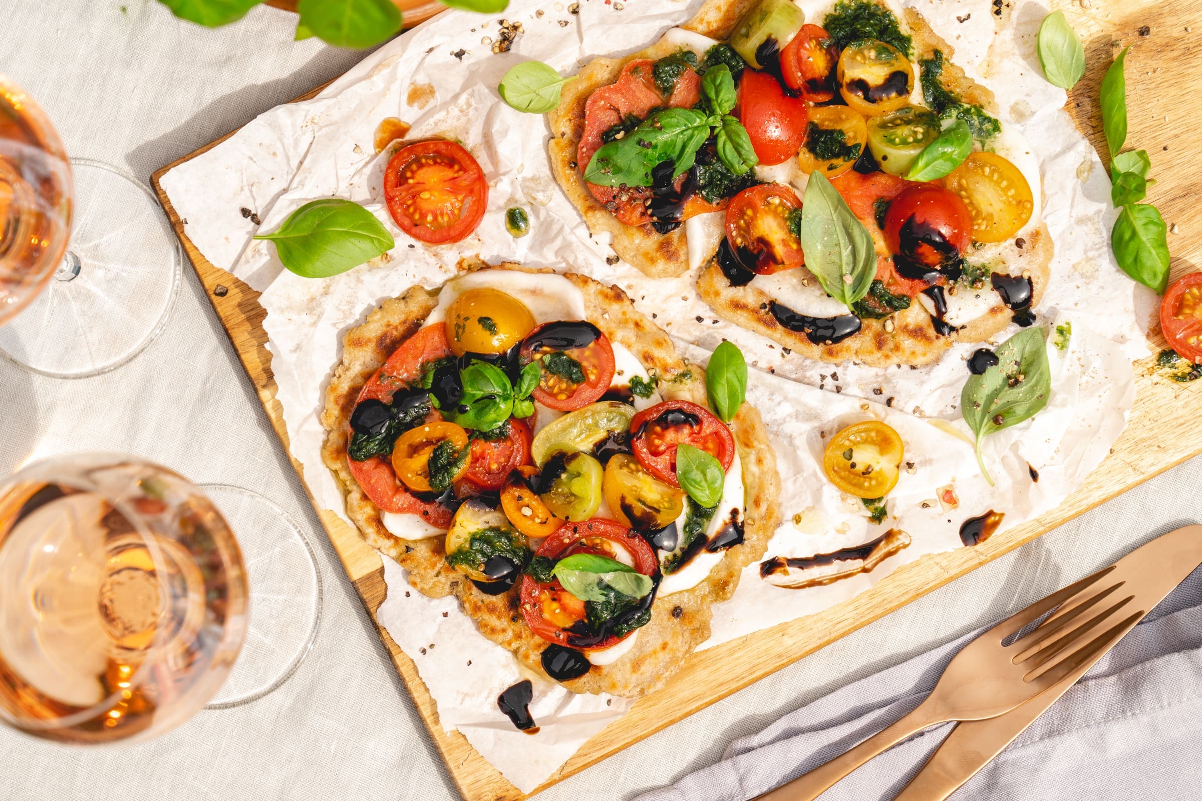 Caprese Flatbread Mazzetti 24 | Die Tomatenernte in den Gärten unserer Eltern lässt einfach nicht nach. Das ist natürlich gut so - heißt aber auch, sie müssen sich immer etwas Neues einfallen lassen, um nicht jeden Tag einen ganz normalen Tomatensalat zu essen. Den mögen wir alle sehr gerne, denn gerade mit frisch geernteten Tomate ist der nochmal so lecker. Aber trotzdem ist ein wenig Abwechslung immer gut. Und da wir beide uns gerade wieder ein schönes Rezept für unseren Partner Mazzetti L'Originale aus Modena überlegen durften, haben wir gleich an eine tolle Caprese Variante gedacht und sie auch direkt mal für unsere Eltern ausprobiert. Herausgekommen ist dieses Caprese Flatbread, bei dem der gute Balsamico eine wichtige Rolle spielt. Schnell zubereitet und unglaublich lecker - überzeugt Euch selbst!