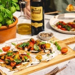 Caprese Flatbread Mazzetti 32 | Frisch gebackenes Brot, das noch warm aus dem Ofen kommt – dagegen kommt kein Supermarktbrot an. Mit etwas Übung ist es leichter, als du denkst.