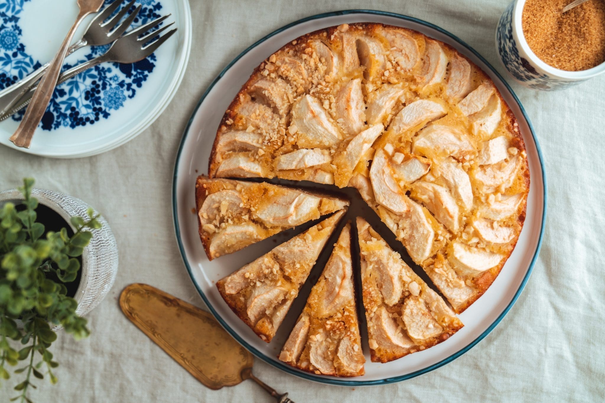 Hollaendischer Apfelkuchen 10 | Es ist unglaublich, aber wir haben die ersten Äpfel aus dem Garten von Muddis Freundin Brigitte bekommen. Und das im August. Uns war gar nicht bewusst, dass bei uns schon so früh Äpfel reif werden. Für uns ist das Herbstobst. Klar lange lagerfähig, aber reif erst im Herbst. Aber Muddis Freundin hat eine riesige Menge an Augustäpfeln im Garten, die ganz schnell verarbeitet werden müssen. Daher haben wir uns gedacht, einen Apfelkuchen kann man doch immer noch schnell backen. Vor allem, da wir am Wochenende zu Besuch bei Maja und Mika in Holland waren. Herausgekommen ist eine Appeltaart.