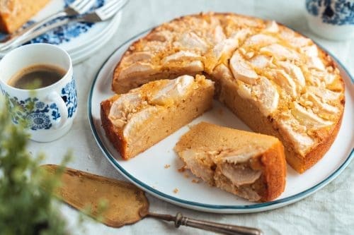 Appeltaart | Schneller holländischer Apfelkuchen 3 Hollaendischer Apfelkuchen 9 | Es ist unglaublich, aber wir haben die ersten Äpfel aus dem Garten von Muddis Freundin Brigitte bekommen. Und das im August. Uns war gar nicht bewusst, dass bei uns schon so früh Äpfel reif werden. Für uns ist das Herbstobst. Klar lange lagerfähig, aber reif erst im Herbst. Aber Muddis Freundin hat eine riesige Menge an Augustäpfeln im Garten, die ganz schnell verarbeitet werden müssen. Daher haben wir uns gedacht, einen Apfelkuchen kann man doch immer noch schnell backen. Vor allem, da wir am Wochenende zu Besuch bei Maja und Mika in Holland waren. Herausgekommen ist eine Appeltaart.
