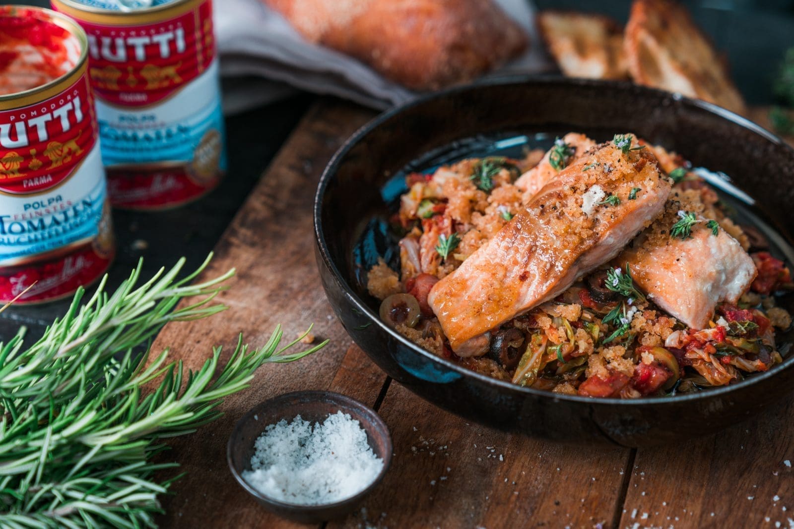 Rezept für Lachsfilet auf Tomatenwirsing. In weniger als 30 Minuten gekocht und heiß auf dem Teller. Wirsing mal auf die italienische Art.