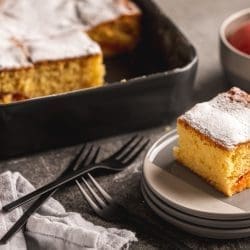 Rezept für Oma Lores Marillenkuchen. Ein einfach und im Handumdrehen gebackener Marillenkuchen - mit frischen oder eingemachten Früchten.