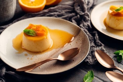 Karamell-Flan mit Orange | Ein Desserttraum! 2 Rezept für Karamell-Flan mit Orange. Schnell und einfach zubereitet ist der Flan jetzt schon unser neuer Dessertraum. Lasst Euch begeistern.