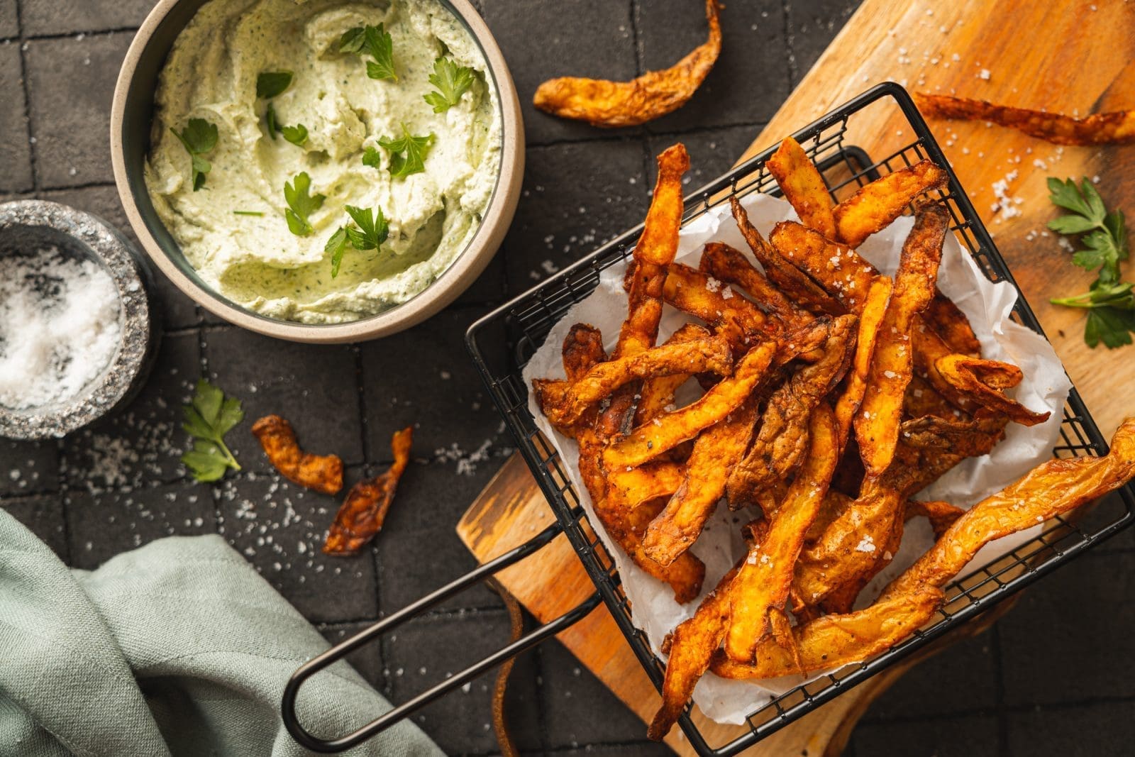 Chips & Dip aus Kartoffelschalen und Möhrengrün | Reste perfekt verwerten! 2 Chips und Dip EDEKA 24 | Wonach klingt unser Rezept? Klingt nach Resteverwertung, oder?! Und genauso ist es auch gedacht. Wir wollen mit unserem Beitrag und den beiden Rezepten darauf aufmerksam machen, wie einfach es sein kann, vermeintliche Lebensmittelabfälle doch noch weiter zu verarbeiten, als dass sie im Mülleimer landen. Jeder von uns kann dazu seinen Teil beitragen, um die Verschwendung von Lebensmitteln zu reduzieren oder fast komplett zu stoppen. Wir haben für unser Rezept für Chips & Dip aus Kartoffelschalen und Möhregrün gleich zwei super schnelle und einfache Rezepte vorbereitet, die dazu beitragen sollen. Das Ergebnis? Ein Snack, der nicht nur eure Geschmacksknospen erfreut, sondern auch ein gutes Gewissen bereitet.