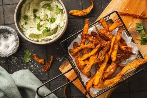 Chips und Dip EDEKA 24 | Wonach klingt unser Rezept? Klingt nach Resteverwertung, oder?! Und genauso ist es auch gedacht. Wir wollen mit unserem Beitrag und den beiden Rezepten darauf aufmerksam machen, wie einfach es sein kann, vermeintliche Lebensmittelabfälle doch noch weiter zu verarbeiten, als dass sie im Mülleimer landen. Jeder von uns kann dazu seinen Teil beitragen, um die Verschwendung von  Lebensmitteln zu reduzieren oder fast komplett zu stoppen. Wir haben für unser Rezept für Chips & Dip aus Kartoffelschalen und Möhregrün gleich zwei super schnelle und einfache Rezepte vorbereitet, die dazu beitragen sollen. Das Ergebnis? Ein Snack, der nicht nur eure Geschmacksknospen erfreut, sondern auch ein gutes Gewissen bereitet.