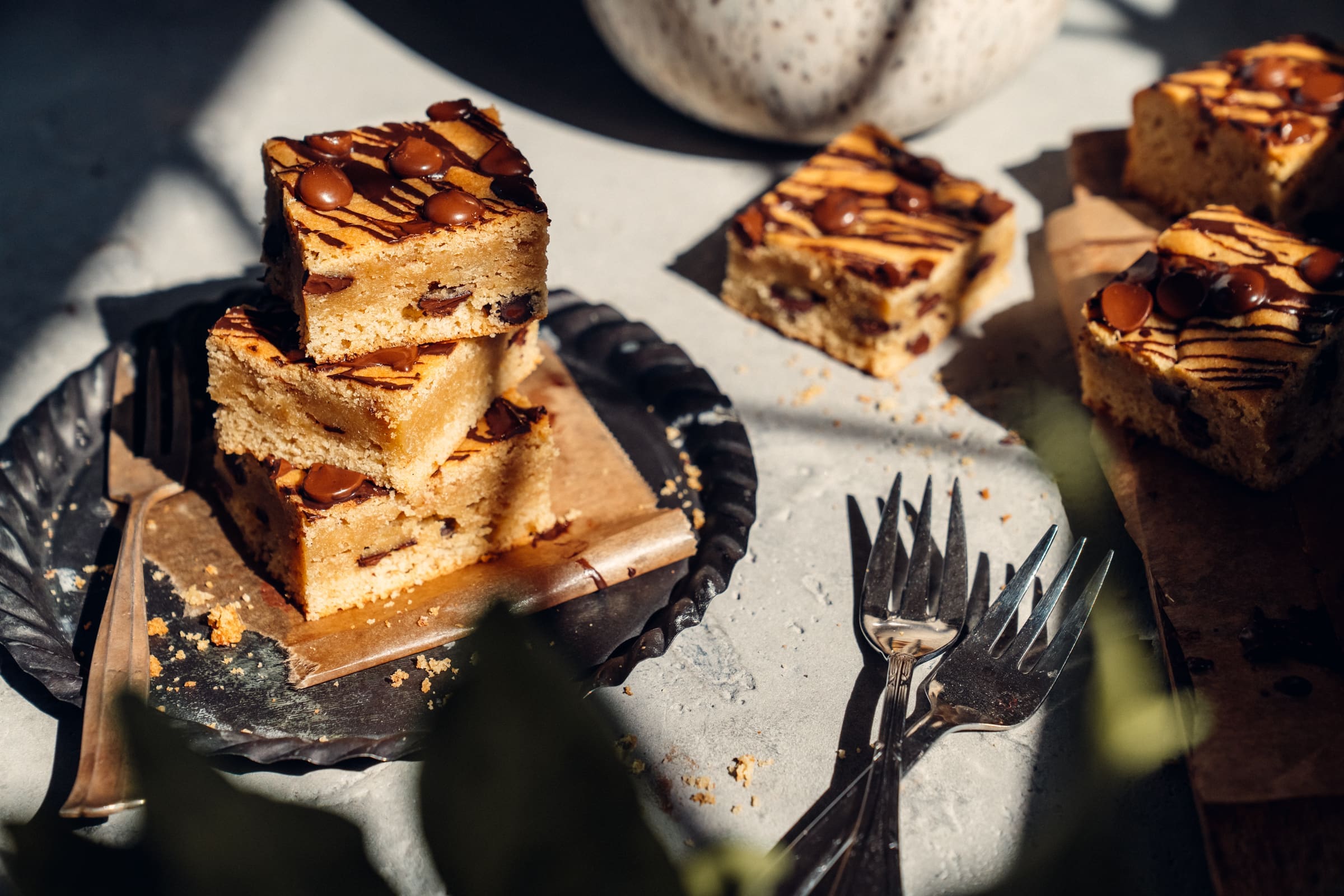 Cookie Blechkuchen 15 | Quasi ein riesengroßer Cookie aus einer Backform ... klingt das nicht wie die beste Kreation ever?! Ich liebe ja klassische Chocolate Chip Cookies und als ich letztens 70 Stück davon für eine Freundin gebacken habe, kam mir der Gedanke, ob man das nicht auch irgendwie als Kuchen oder ähnliches hinbekommt. So war die Idee in meinem Kopf und ich hab keine Ruhe gegeben bis ich ein passendes Rezept zusammen hatte. Ladies, Gentleman und alles dazwischen - hier kommt der Cookie-Kuchen!
