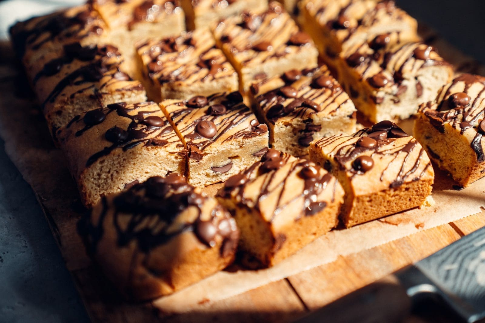 Cookie Blechkuchen 3 | Quasi ein riesengroßer Cookie aus einer Backform ... klingt das nicht wie die beste Kreation ever?! Ich liebe ja klassische Chocolate Chip Cookies und als ich letztens 70 Stück davon für eine Freundin gebacken habe, kam mir der Gedanke, ob man das nicht auch irgendwie als Kuchen oder ähnliches hinbekommt. So war die Idee in meinem Kopf und ich hab keine Ruhe gegeben bis ich ein passendes Rezept zusammen hatte. Ladies, Gentleman und alles dazwischen - hier kommt der Cookie-Kuchen!