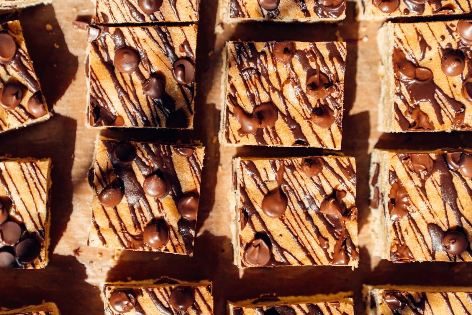 Cookie Blechkuchen 4 | Quasi ein riesengroßer Cookie aus einer Backform ... klingt das nicht wie die beste Kreation ever?! Ich liebe ja klassische Chocolate Chip Cookies und als ich letztens 70 Stück davon für eine Freundin gebacken habe, kam mir der Gedanke, ob man das nicht auch irgendwie als Kuchen oder ähnliches hinbekommt. So war die Idee in meinem Kopf und ich hab keine Ruhe gegeben bis ich ein passendes Rezept zusammen hatte. Ladies, Gentleman und alles dazwischen - hier kommt der Cookie-Kuchen!