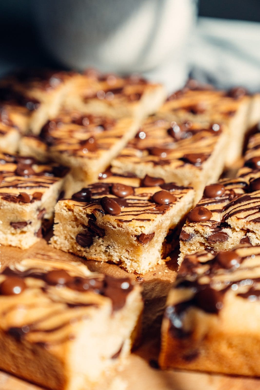 Cookie Blechkuchen 5 | Quasi ein riesengroßer Cookie aus einer Backform ... klingt das nicht wie die beste Kreation ever?! Ich liebe ja klassische Chocolate Chip Cookies und als ich letztens 70 Stück davon für eine Freundin gebacken habe, kam mir der Gedanke, ob man das nicht auch irgendwie als Kuchen oder ähnliches hinbekommt. So war die Idee in meinem Kopf und ich hab keine Ruhe gegeben bis ich ein passendes Rezept zusammen hatte. Ladies, Gentleman und alles dazwischen - hier kommt der Cookie-Kuchen!