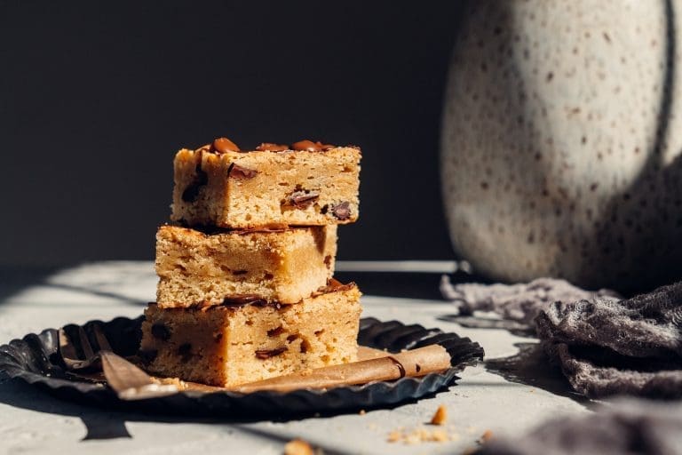 Cookie Blechkuchen 9 | Wenn uns eine Sache verbindet, dann ist es der Sonntagnachmittag mit Kaffee, Kuchen und der Frage: „Wer schneidet an?“ Aus genau dieser Liebe ist über die Jahre eine ziemlich große Sammlung geworden – mal schnell vom Blech, mal sonntäglich aus der Springform, mal nach einem Rezept, das schon Oma Lore in ihrer Kölner Küche gebacken hat.