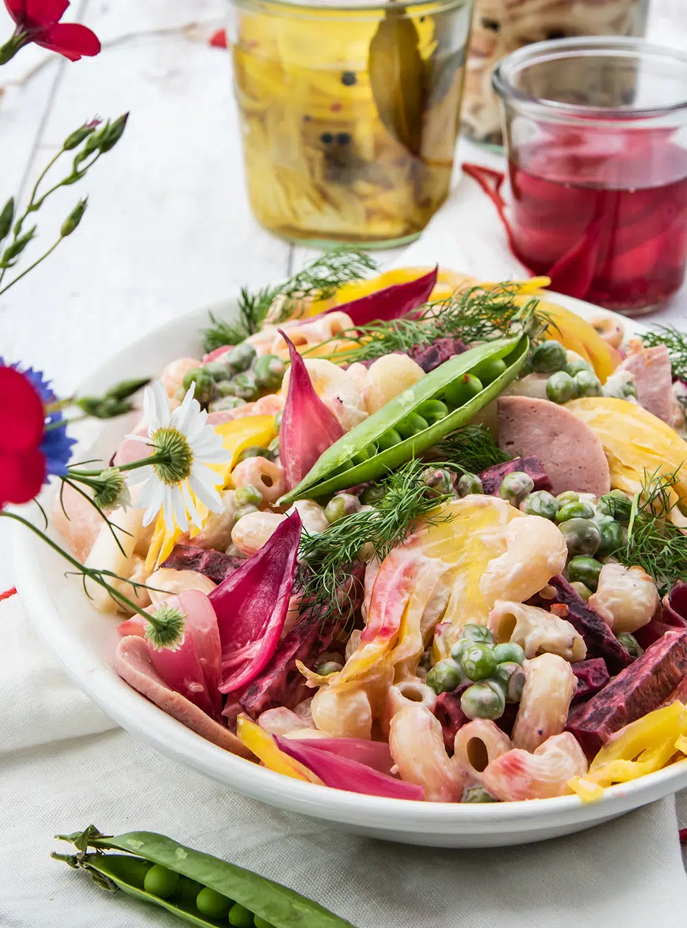 Daenischer Nudelsalat 12 | Einfaches Sauerteigbrot mit Weizen und Roggen. Klingt doch gar nicht mal so schlecht, oder?! Für die meisten hießt Sauerteigbrot immer ein riesiger Aufwand, den man besser nicht betreiben möchte. Auf unserem Trip in die dänische Region Kystlandet bei Aarhus, den wir zusammen mit Andrea von Zimtkeks und Apfeltarte und Simone von S-Küche und deren lieben Anhang mit unserem Partner Visit Denmark machen durften, haben wir uns kurzfristig überlegt, ein einfaches Brotrezept mit regionalen Zutaten zu backen. Mit unbekanntem Mehl zu backen ist immer etwas abenteuerlich, aber wir scheuen keine Herausforderung!