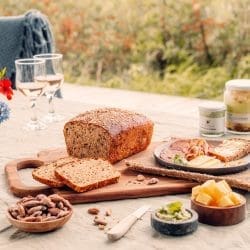 Rezept für Sauerteigbrot mit Weizen und Roggen. In nur 15 Minuten zubereitet. In 1 Stunde gebacken. Dazwischen habt Ihr Zeit zum Entspannen.