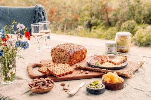 Einfaches Sauerteigbrot mit Weizen und Roggen 2 Rezept für Sauerteigbrot mit Weizen und Roggen. In nur 15 Minuten zubereitet. In 1 Stunde gebacken. Dazwischen habt Ihr Zeit zum Entspannen.