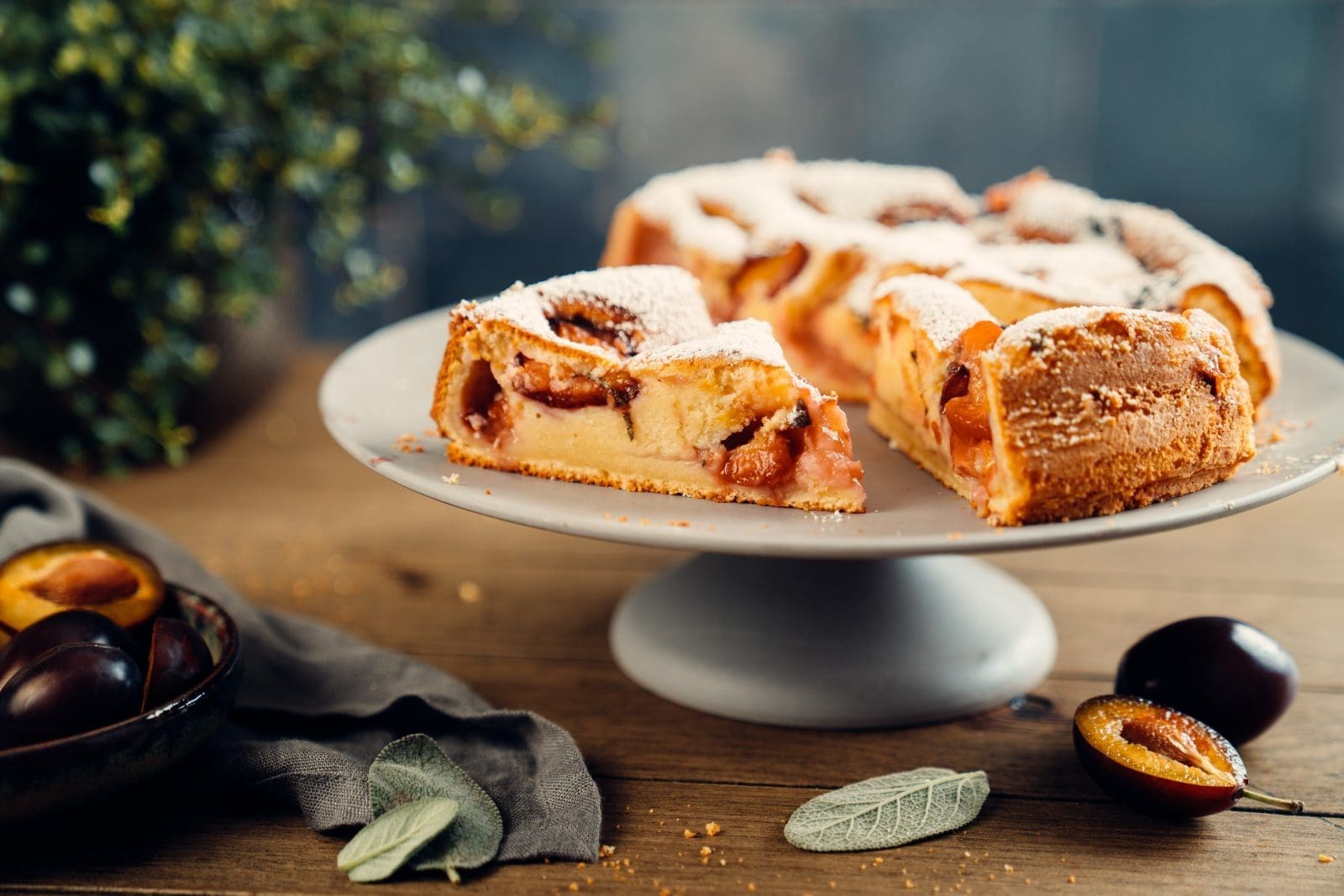 Plaumenkuchen Salbei 4 | Bevor die schöne Zwetschgenzeit vorbei ist, haben wir noch einen großartigen Kuchen für Euch gebacken. Einen richtig saftigen Zwetschgenkuchen mit Joghurt und Salbei. Der ist in wenigen Minuten vorbereitet und backt dann von ganz alleine im Ofen. Ihr habt also kaum etwas zu machen und habt am Ende einen so leckeren, saftigen und frischen Zwetschgenkuchen auf dem Tisch, dass Ihr Euren Gästen auf die Finger klopfen müsst, damit am nächsten Tag noch etwas davon da ist. Am Besten also, Ihr backt direkt einmal 2 Kuchen, dann geht er nicht so schnell aus. So haben wir es übrigens auch gemacht ...