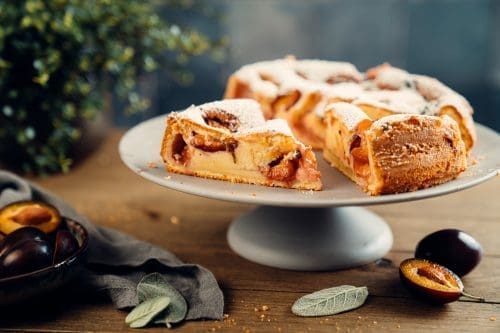 Plaumenkuchen Salbei 4 | Bevor die schöne Zwetschgenzeit vorbei ist, haben wir noch einen großartigen Kuchen für Euch gebacken. Einen richtig saftigen Zwetschgenkuchen mit Joghurt und Salbei. Der ist in wenigen Minuten vorbereitet und backt dann von ganz alleine im Ofen. Ihr habt also kaum etwas zu machen und habt am Ende einen so leckeren, saftigen und frischen Zwetschgenkuchen auf dem Tisch, dass Ihr Euren Gästen auf die Finger klopfen müsst, damit am nächsten Tag noch etwas davon da ist. Am Besten also, Ihr backt direkt einmal 2 Kuchen, dann geht er nicht so schnell aus. So haben wir es übrigens auch gemacht ...