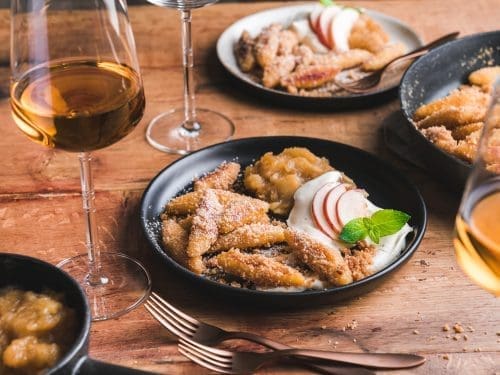 Süße Schupfnudeln mit Apfelkompott und Crème Fraîche 2 Suesse Schupfnudeln mit Apfel Zwiesel Glas 8 | Herbstliche Gemütlichkeit bringt auch gemütliches Essen! Diese wundervollen Wohlfühlgerichte, perfekt, um sie warm eingepackt auf der Couch zu genießen. Wir haben von unserem Besuch im Bayerischen Wald eine so unglaublich leckere warme Süßspeise mitgebracht - Süße Schupfnudeln mit Apfelkompott und Crème Fraîche. Leute, das ist zum Niederknien und wir sind Zwiesel Glas so dankbar, dass sie uns mit dieser Leckerei bekannt gemacht haben.