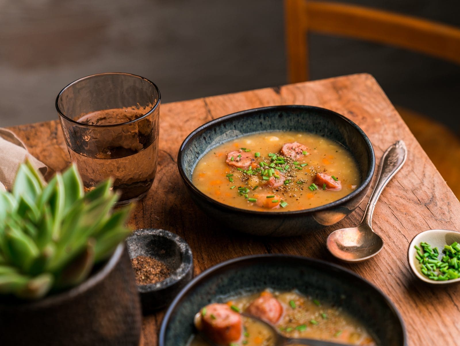 Oma Lores Kartoffelsuppe | Fix auf dem Tisch 2 Rezept für Oma Lores Kartoffelsuppe. Sie ist im Handumdrehen zubereitet und fix auf dem Tisch. Genau das Richtige für die kälteren Tage des Jahres.
