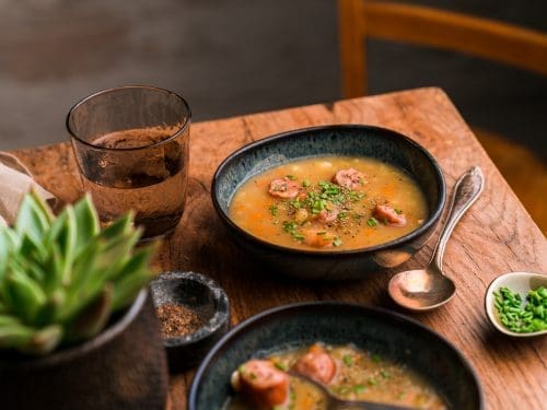 Rezept für Oma Lores Kartoffelsuppe. Sie ist im Handumdrehen zubereitet und fix auf dem Tisch. Genau das Richtige für die kälteren Tage des Jahres.