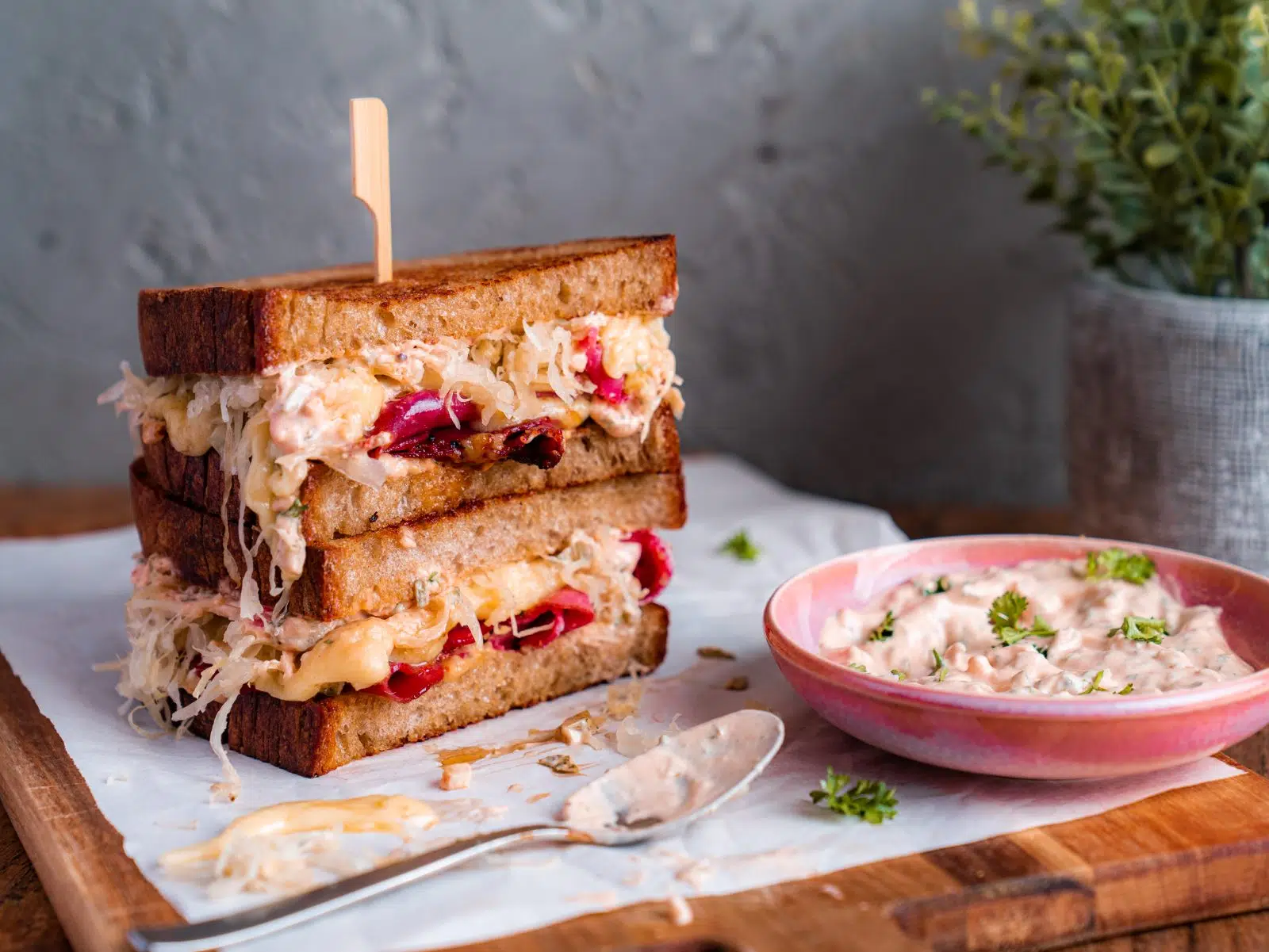 Reuben Sandwich EDEKA 1 3 | Das Reuben Sandwich ist vermutlich eines der bekanntesten Sandwich der Welt. Deshalb sind wir auch total verwundert, dass das New Yorker Original noch nicht den Weg zu uns auf den Blog geschafft hat. Wir haben es schon X-Mal gegessen und sind immer wieder begeistert, wie einfach es ist, mit so wenigen Zutaten, ein so leckeres Sandwich herzustellen. Aber was sollen wir sagen ... ein tolles Dressing, eine gute Menge an Pastrami und geschmolzener Käse in Roggenbrotscheiben verpackt, das kann ja nur Klasse werden. Aber natürlich haben wir nicht einfach nur das Sandwich zusammengebaut, sondern auch unser ganz eigenes Dressing zubereitet.