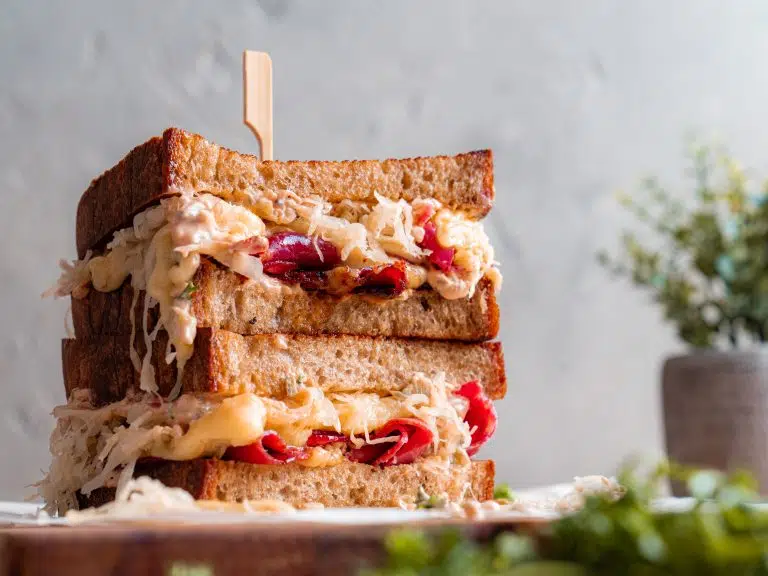 Reuben Sandwich EDEKA 5 | Nach Feierabend soll es vor allem eins: schnell gehen. Diese Rezepte brauchen wenig Zeit und wenige Zutaten – und schmecken trotzdem nach mehr.