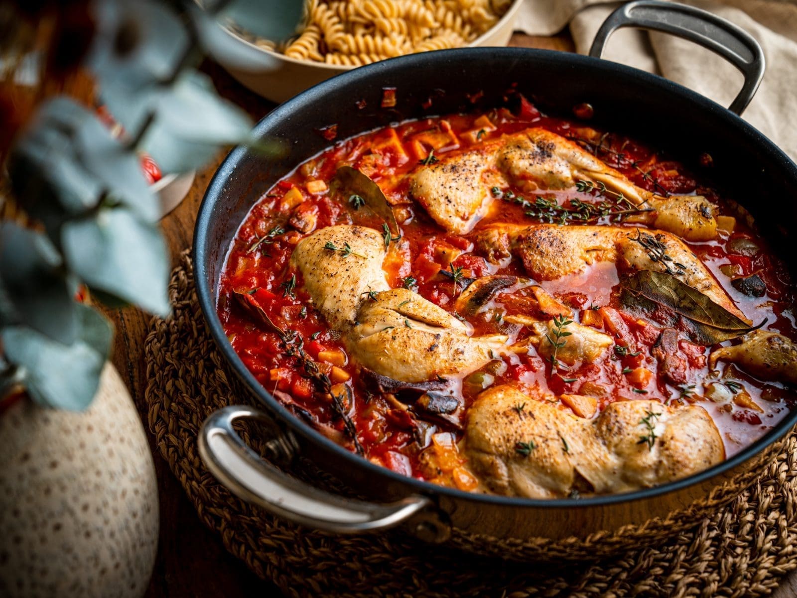 Rezept für Tomaten-Hähnchen aus dem Schmortopf. Ein leichtes und schnell vorbereitetes Wohlfühlgericht für jede Jahreszeit.