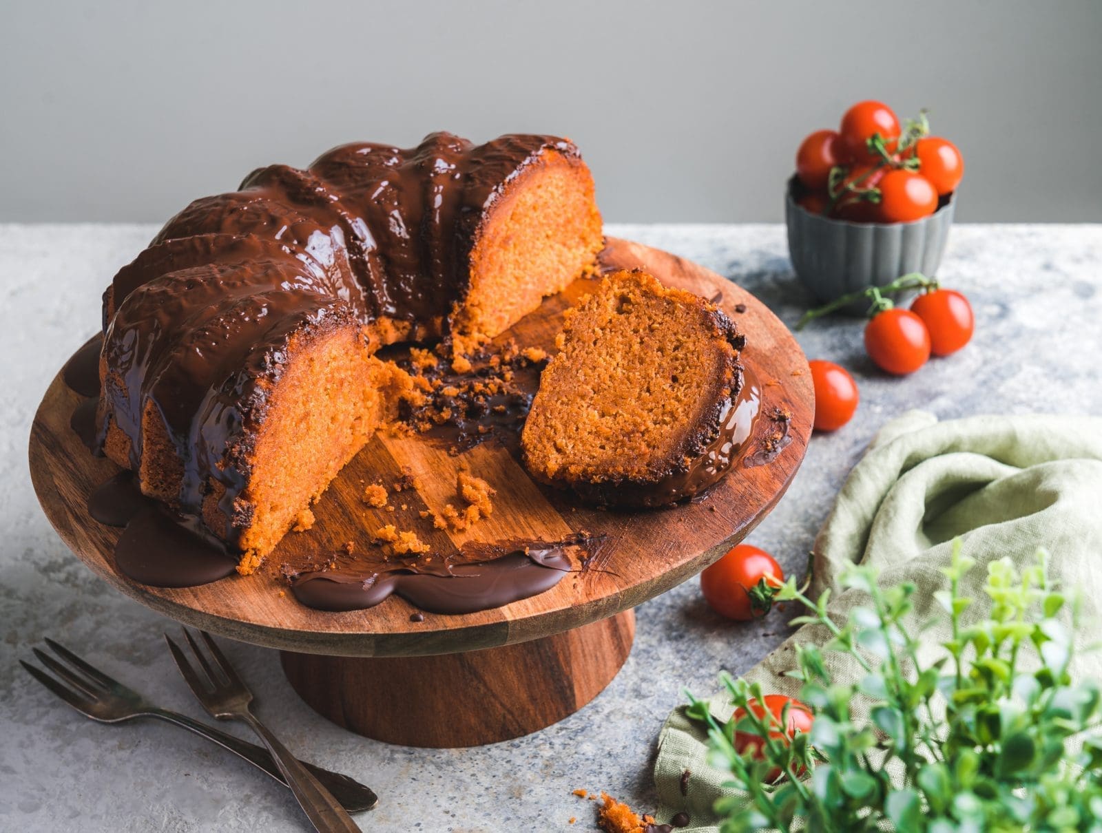 Tomatenkuchen 6 | Es ist doch wirklich manchmal verrückt. Wenn wir gemeinsam mit einem Partner Rezepte entwickeln, überlegen wir uns natürlich direkt ein paar und schauen was das am Besten passt. Dafür testen wir gerne ein paar Ideen aus. So auch bei unseren saftigen Tomatenkuchen, den wir bei einem solchen Test gebacken haben. Ihr habt richtig gehört. Saftiger Tomatenkuchen. Er ist süß und nicht herzhaft. Und mit vielen Gewürzen bestückt, erinnert er an einen leichten Gewürzkuchen.