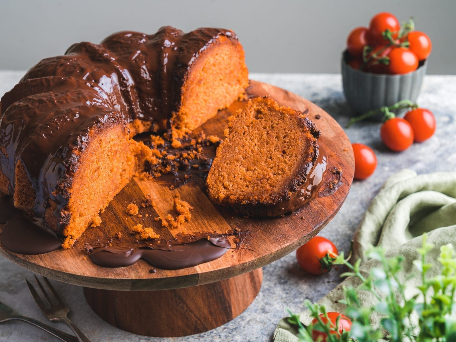 Tomatenkuchen 7 | Es ist doch wirklich manchmal verrückt. Wenn wir gemeinsam mit einem Partner Rezepte entwickeln, überlegen wir uns natürlich direkt ein paar und schauen was das am Besten passt. Dafür testen wir gerne ein paar Ideen aus. So auch bei unseren saftigen Tomatenkuchen, den wir bei einem solchen Test gebacken haben. Ihr habt richtig gehört. Saftiger Tomatenkuchen. Er ist süß und nicht herzhaft. Und mit vielen Gewürzen bestückt, erinnert er an einen leichten Gewürzkuchen.