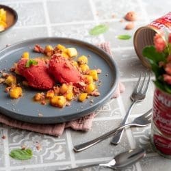 Eis selber machen – Eiscreme, Sorbet & Eisdesserts von A bis Z 16 Tomatensorbet MUTTI 7 | Kaum etwas gehört für uns so sehr zum Sommer wie selbst gemachtes Eis – aber ehrlich gesagt löffeln wir es das ganze Jahr. Über die Jahre ist eine bunte Sammlung entstanden: cremiges Milcheis aus der Eismaschine, fruchtige Sorbets, leichtes Joghurteis und richtig angeberische Eisdesserts.