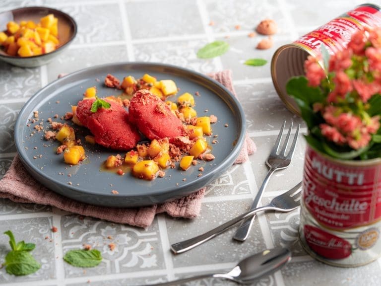 Tomatensorbet MUTTI 7 | Kaum etwas gehört für uns so sehr zum Sommer wie selbst gemachtes Eis – aber ehrlich gesagt löffeln wir es das ganze Jahr. Über die Jahre ist eine bunte Sammlung entstanden: cremiges Milcheis aus der Eismaschine, fruchtige Sorbets, leichtes Joghurteis und richtig angeberische Eisdesserts.