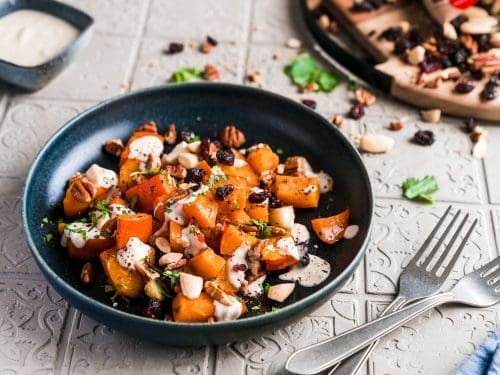 Gebackener Kürbis mit Tahinisauce und Nüssen 2 geroesteter Kuerbis ueltje 20 | Jedes Jahr im Herbst, stellen wir uns dieselbe Frage: Machen wir ein neues Rezept mit Kürbis? Wie einige von Euch wissen, kam der Kürbis früher so gar nicht in unserer Küche vor. Wir beide hatten überhaupt keine positiven Erfahrungen mit dem herbstlichen Gemüse. Allerdings hat sich das über die Jahre stark geändert. Vermutlich, weil sich angeblich auch alle 7 Jahre der Geschmack von uns allen verändert. Wir sind auf jeden Fall sehr froh darüber, denn sonst hätten wir unser neues Rezept für Gebackener Kürbis mit Tahinisauce und Nüssen nicht gemeinsam mit unserem Partner ültje auf den Tisch bekommen.