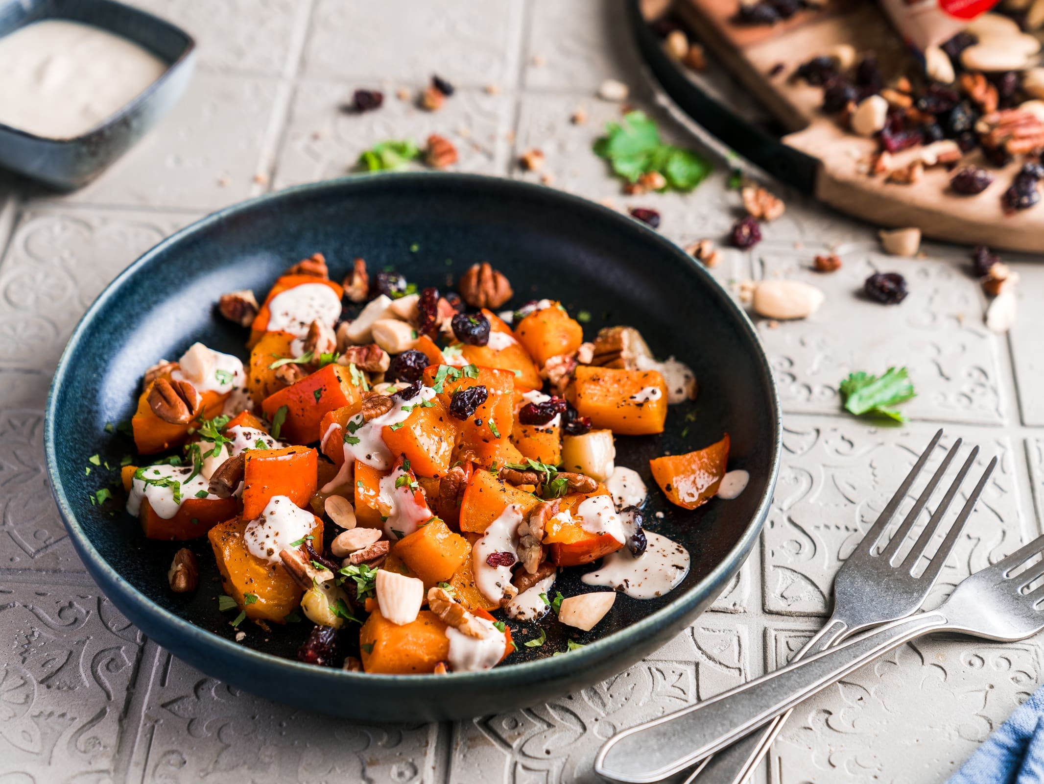 Gebackener Kürbis mit Tahinisauce und Nüssen 1 Gebackener Kürbis mit Tahinisauce und Nüssen