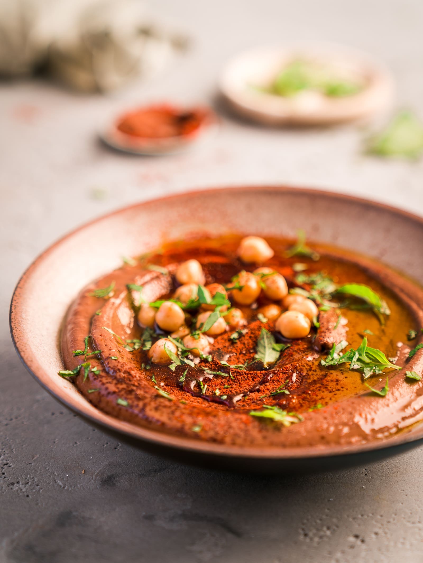 Pikantes Schoko-Hummus | Unsere cremige Neuentdeckung! 2 Becks Cocoa Hummus 2 | Spätestens seit unseres Urlaubs vor einigen Jahren in Israel sind wir beide die absoluten Fans von Hummus. Wir mochten Hummus auch früher schon, aber erst in den vielen tollen Restaurants dort haben wir so viele verschiedene Arten von Hummus entdeckt, dass wir eigentlich immer davon naschen können. Und auch experimentieren wir seither immer gerne an neuen Varianten, die wir so noch nicht gegessen haben. Für unseren Partner Becks cocoa haben wir eine Version mit Kakao entwickelt. Unser wunderbar cremiges Schoko-Hummus.