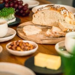 Schnelles Brotzeit-Brot | Perfekt fürs Schlemmen mit Freunden 3 Rezept für schnelles Brotzeit-Brot. Wenige Minuten kneten, 1 gute Stunde gehen und dann gebacken. Schneller geht's nicht bis zum Schlemmen.
