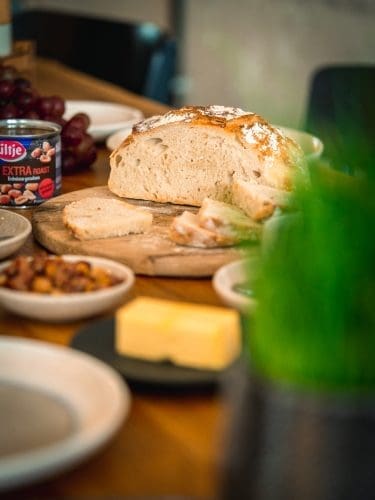 Rezept für schnelles Brotzeit-Brot. Wenige Minuten kneten, 1 gute Stunde gehen und dann gebacken. Schneller geht's nicht bis zum Schlemmen.