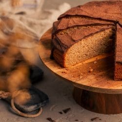 Lebkuchen-Kuchen 9 EDEKA Lebkuchen Kuchen 12 | Es ist schon wieder Zeit, an die Vorweihnachtszeit mit ihren Advents-Nachmittagen zu denken. An denen lieben wir es, uns eingewickelt in eine Decke mit einem Stück Kuchen und heißer Schokolade oder Kaffee vor einem lodernden Kamin gemütlich zu machen. Ok .. wir haben keinen Kamin. Daher muss der Fernseher mit einer schönen Weihnachtsserie oder einem -film herhalten. Geht aber auch sehr gut! Und daher haben wir uns einen neuen Kuchen für genau diese Jahreszeit ausgedacht. Herausgekommen dabei ist unser Lebkuchen-Kuchen - der perfekte vorweihnachtliche Genuss!