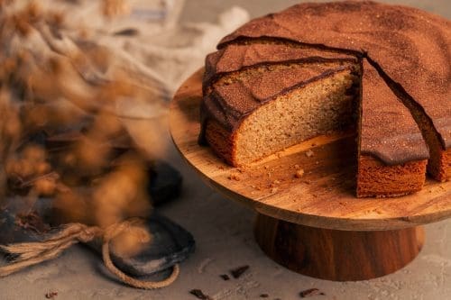 EDEKA Lebkuchen Kuchen 12 | Ulmer Brot gehört für uns zur Weihnachtszeit wie der Baum und der Duft von frisch gebackenen Plätzchen. Dieses Rezept ist für uns etwas ganz Besonderes: Es stammt von meiner Mutter, die es vor vielen Jahren von einer Arbeitskollegin bekam. Seitdem ist es eine feste Tradition, die wir schon seit eingen Jahren übernimmen haben. Ulmer Brot sieht nicht nur hübsch aus, sondern schmeckt auch so herrlich würzig und ist super saftig. Perfekt als Ergänzung auf dem Plätzchenteller, als kleiner süßer Snack zwischendurch oder sogar als Geschenk aus der Küche. Heute teilen wir mit euch das Rezept, unsere besten Backtipps und natürlich ein paar Fakten über den Hintergrund dieses weihnachtlichen Klassikers.