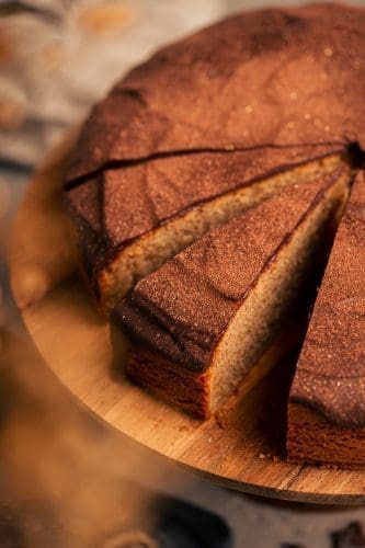 EDEKA Lebkuchen Kuchen 8 | Es ist schon wieder Zeit, an die Vorweihnachtszeit mit ihren Advents-Nachmittagen zu denken. An denen lieben wir es, uns eingewickelt in eine Decke mit einem Stück Kuchen und heißer Schokolade oder Kaffee vor einem lodernden Kamin gemütlich zu machen. Ok .. wir haben keinen Kamin. Daher muss der Fernseher mit einer schönen Weihnachtsserie oder einem -film herhalten. Geht aber auch sehr gut! Und daher haben wir uns einen neuen Kuchen für genau diese Jahreszeit ausgedacht. Herausgekommen dabei ist unser Lebkuchen-Kuchen - der perfekte vorweihnachtliche Genuss!