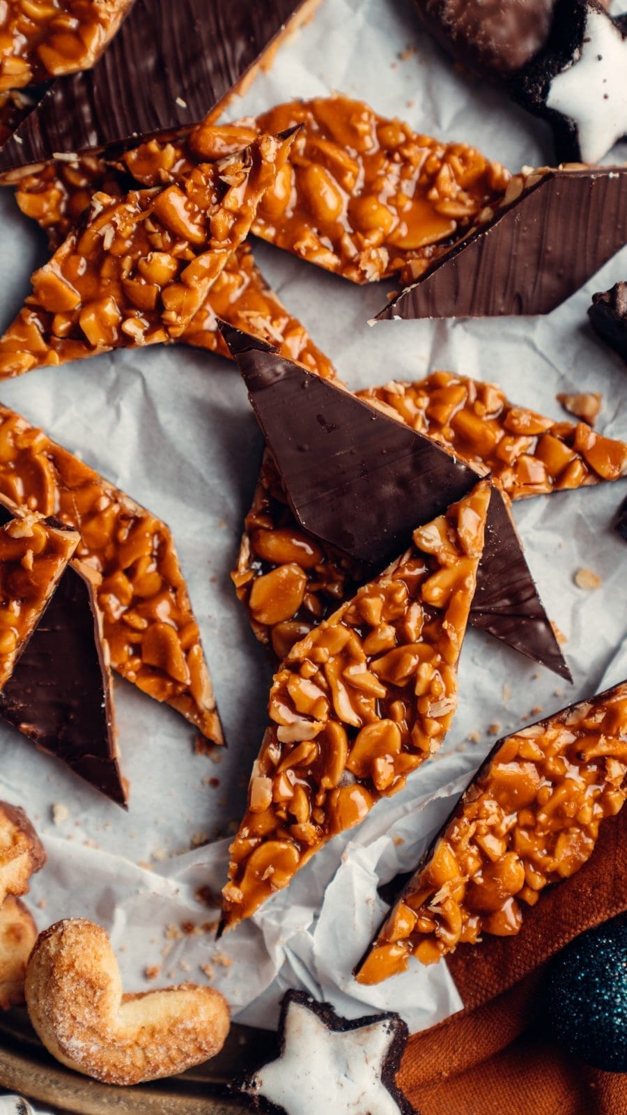 Schnelle Weihnachtsplätzchen: 5 Last-Minute-Rezepte für stressfreie Feiertage 6 Rezept für Erdnuss-Florentiner. Das klassisch süddeutsche Weihnachtsgebäck einmal mit gehackten und ganzen Erdnüssen zubereitet. So lecker!