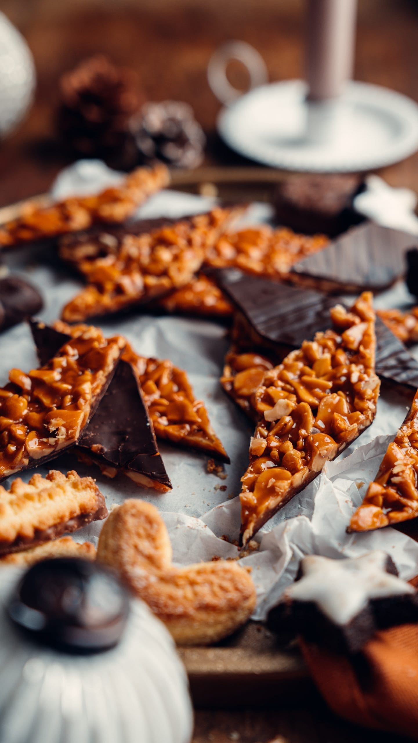 Rezept für Erdnuss-Florentiner. Das klassisch süddeutsche Weihnachtsgebäck einmal mit gehackten und ganzen Erdnüssen zubereitet. So lecker!