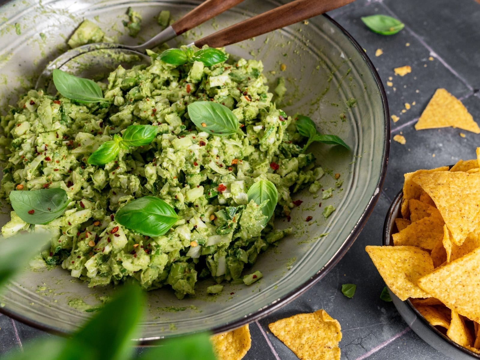 Green Goddess Salat | Unser Rezept zum Dippen und Snacken 2 Green Goddess Salat in einer großen Schüssel auf dem Tisch. Fertig angerichet und mit Beleglöffeln darin.