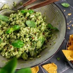 Green Godess Salad 2 | Was grün ist gesund, oder? So hab ich das als Kind zumindest immer gesehen und dieser super grüne Salat ist definitiv voll gepackt mit gesundem Grünzeug und ist noch lecker dazu. Bevor der ein oder andere jetzt die Augen rollt ... ja, wir sind mehr als Spät mit diesem viralen TikTok-Food. Aber hey, bestimmt kennt der ein oder andere diesen Salat noch nicht - er heißt auf jeden Fall passenderes Green Goddess Salat und ist eigentlich eher eine Salsa und dann doch auch irgendwie ein Salat. Seht selbst ...