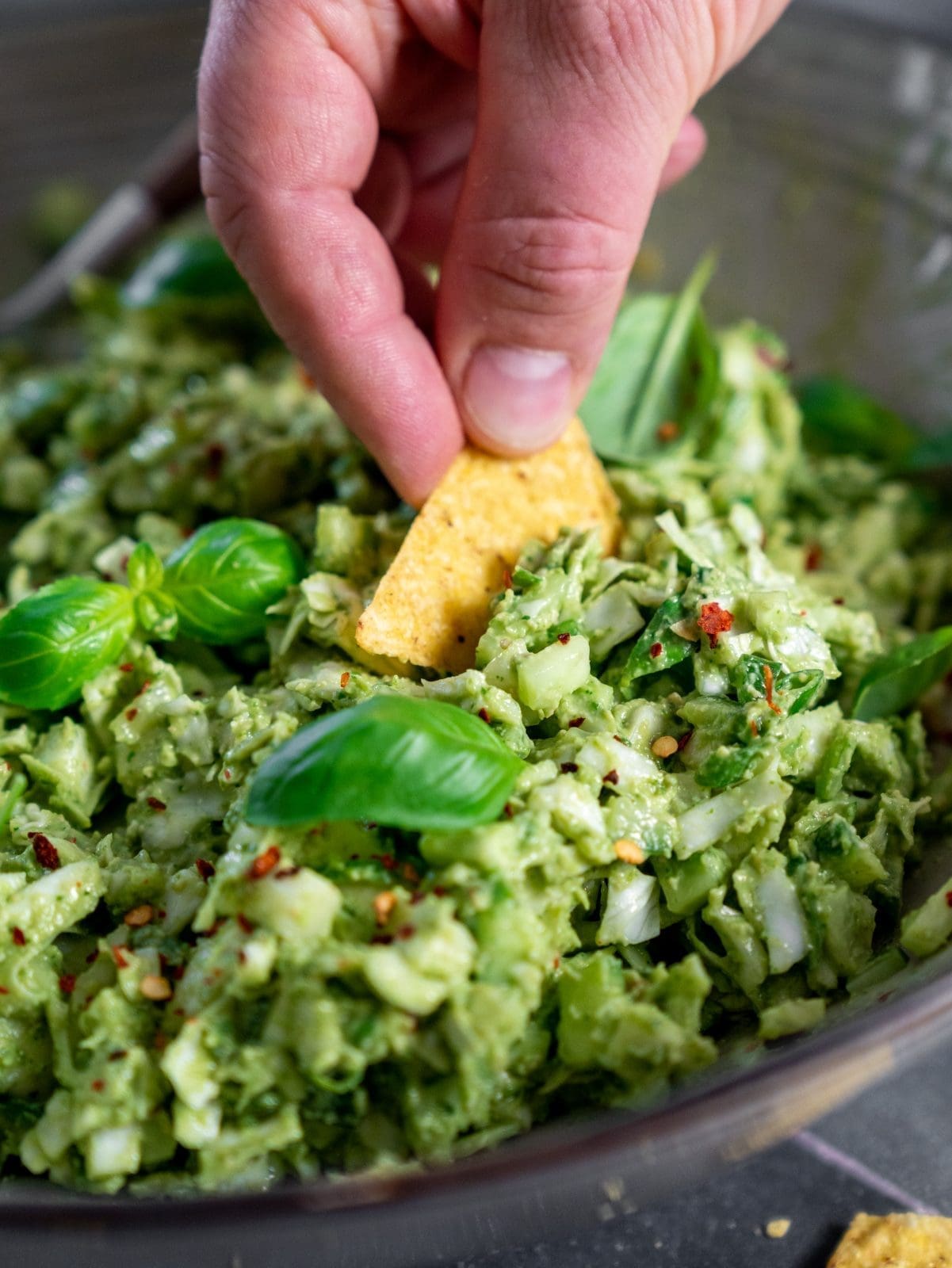 Green Goddess Salat | Unser Rezept zum Dippen und Snacken 3 Green Goddess Salat in der Schüssel. Es wird mit Nachos gedippt.
