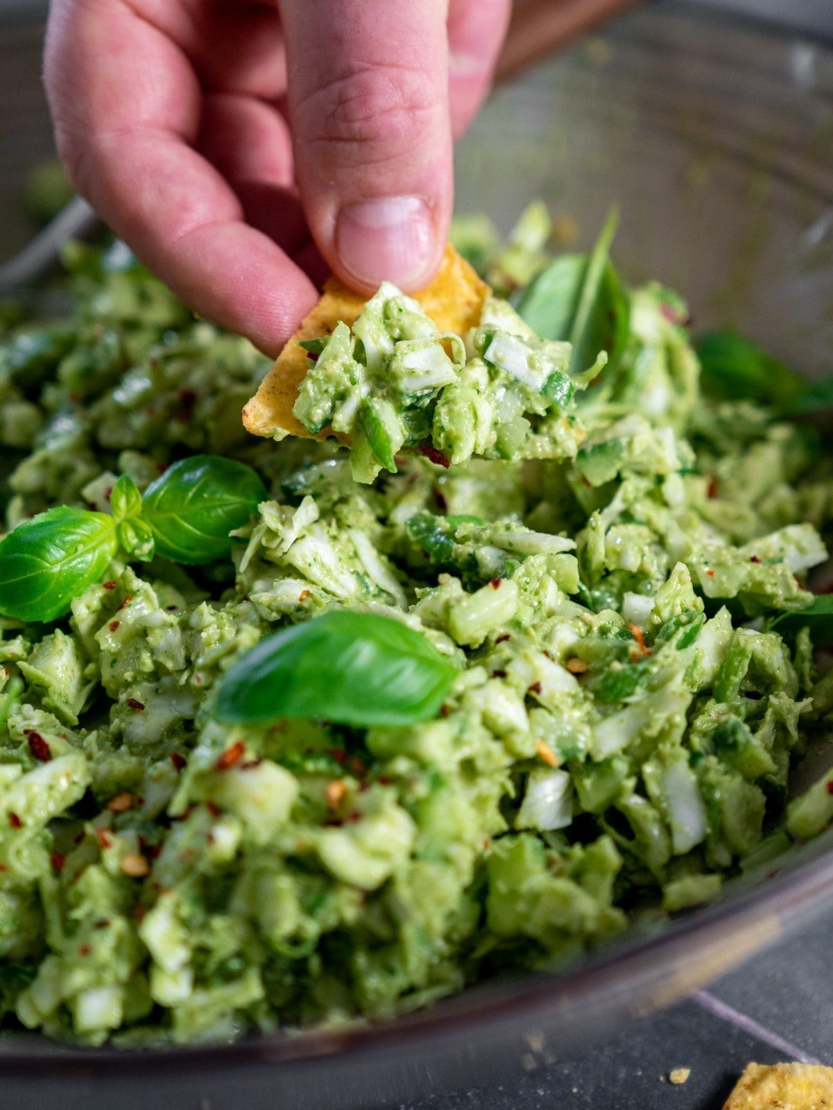 Green Goddess Salat | Unser Rezept zum Dippen und Snacken 4 Green Goddess Salat in der Schüssel. Es wird mit Nachos gedippt.