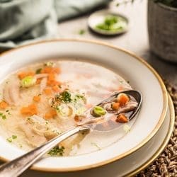 Rezept für Oma Lores Hühnersuppe. Nicht nur was für die Erkältungszeit. Super schnell vorbereitet und ohne jede Arbeit fertig gekocht. Yummy!