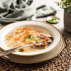 Oma Lores Hühnersuppe | Nicht nur für die kalten Tage! 3 Rezept für Oma Lores Hühnersuppe. Nicht nur was für die Erkältungszeit. Super schnell vorbereitet und ohne jede Arbeit fertig gekocht. Yummy!