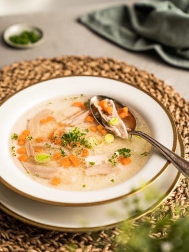 Oma Lores Hühnersuppe | Nicht nur für die kalten Tage! 5 Rezept für Oma Lores Hühnersuppe. Nicht nur was für die Erkältungszeit. Super schnell vorbereitet und ohne jede Arbeit fertig gekocht. Yummy!