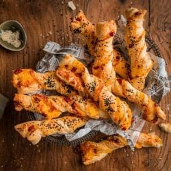 Knusperstangen mit Cheddar & Röstzwiebel 7 Knusperstangen KERRYGOLD 13 1 | Knusperstangen mit Cheddar & Röstzwiebeln. Klingt das nicht nach einem mega leckeren Partysnack oder auch nach einem passenden Snack zum Aperitif? Wir beide finden, dass sie zu  beidem passen, denn wir haben unser neues Rezept schon zweimal gebacken und es ausprobiert. Und um ganz ehrlich zu sein, passen die knusprigen Dinger zu jeder Zeit. Man braucht nicht einmal einen Anlass dafür. Die Idee ist entstanden, weil unser langjähriger Partner Kerrygold eine neue und unglaublich tolle Frischkäse-Variante im Sortiment hat. Den "Frisch & Cremig Cheddar & Röstzwiebel". Den müsst Ihr probieren. Und am liebsten gleich mit unserem Rezept!