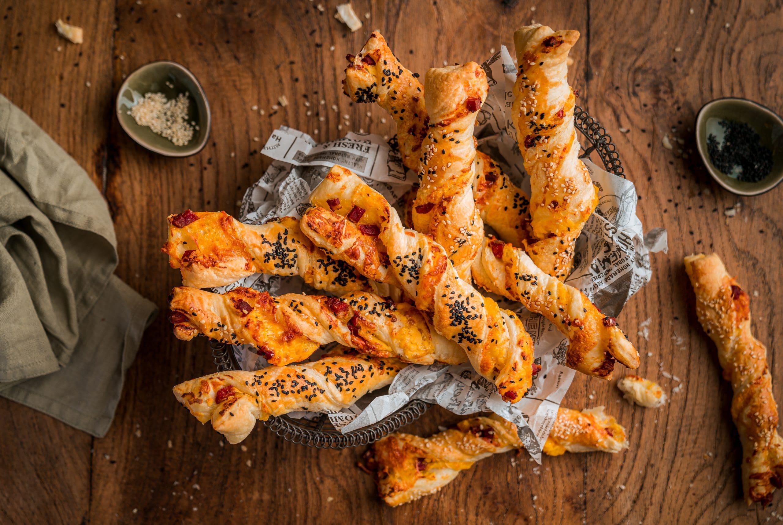 Knusperstangen mit Cheddar & Röstzwiebel 1 Knusperstangen KERRYGOLD 13 1 scaled | Knusperstangen mit Cheddar & Röstzwiebeln. Klingt das nicht nach einem mega leckeren Partysnack oder auch nach einem passenden Snack zum Aperitif? Wir beide finden, dass sie zu beidem passen, denn wir haben unser neues Rezept schon zweimal gebacken und es ausprobiert. Und um ganz ehrlich zu sein, passen die knusprigen Dinger zu jeder Zeit. Man braucht nicht einmal einen Anlass dafür. Die Idee ist entstanden, weil unser langjähriger Partner Kerrygold eine neue und unglaublich tolle Frischkäse-Variante im Sortiment hat. Den "Frisch & Cremig Cheddar & Röstzwiebel". Den müsst Ihr probieren. Und am liebsten gleich mit unserem Rezept!